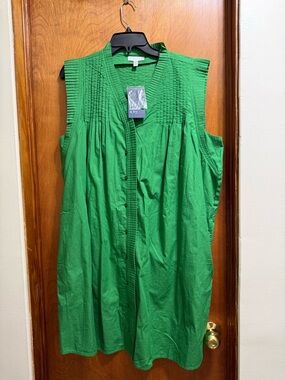 crown & ivy Bright Green Pintuck V-Neck Blouse